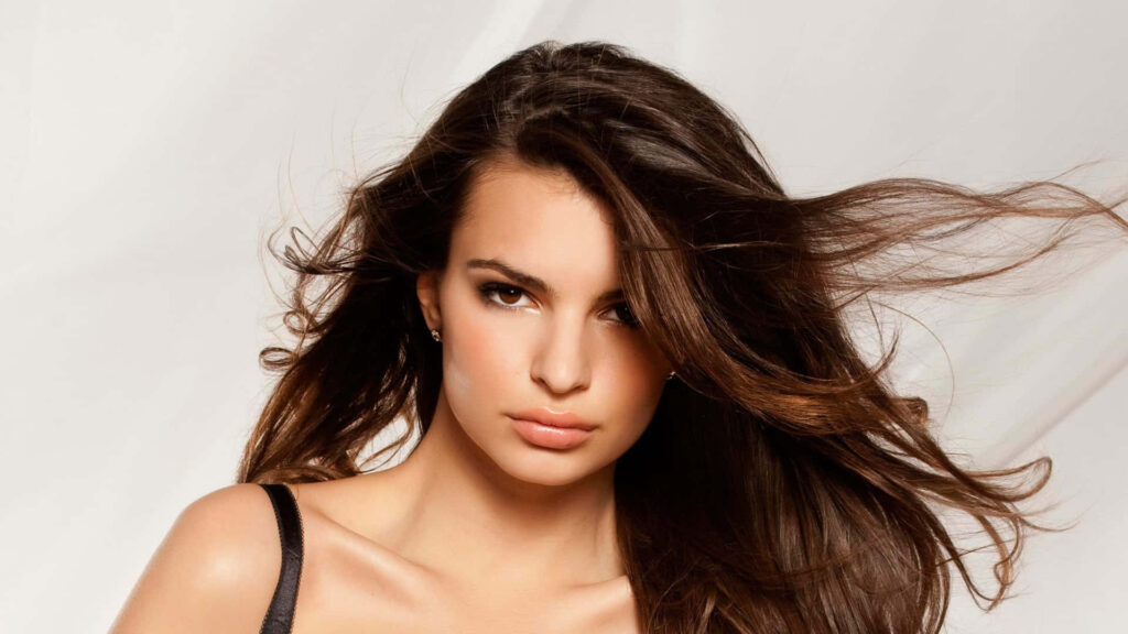 Elegant Emily Ratajkowski in Fashionable Pose - Minimalist Wallpaper