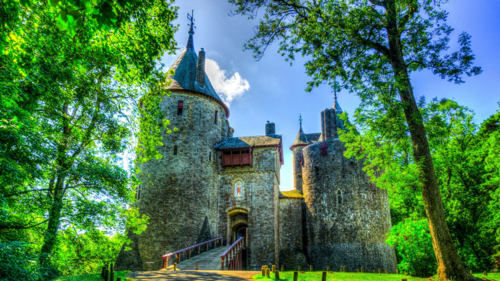 Breathtaking Castell Coch Castle Wallpaper: Evening Glow & Greenery