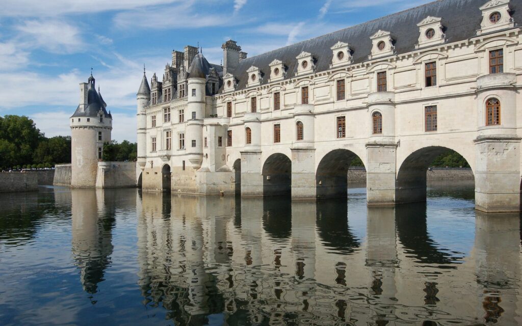 Enchanting River Castle Wallpaper: Stunning Arches & Reflections