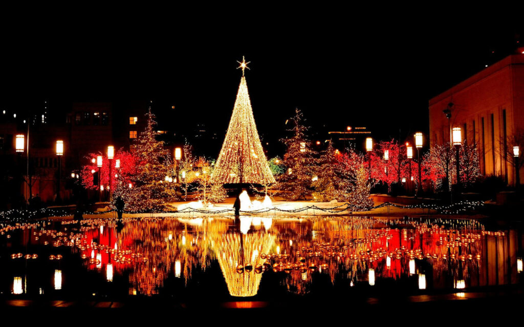 Enchanting Christmas Tree Wallpaper: Festive Nighttime Ambiance