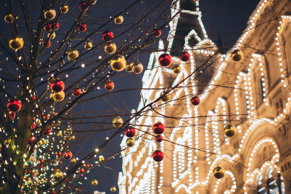 Enchanting Holiday Wallpaper: Illuminated Tree & Twinkling Lights