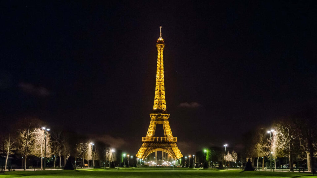 Glowing Splendor: A Captivating Night View of the Eiffel Tower Wallpaper