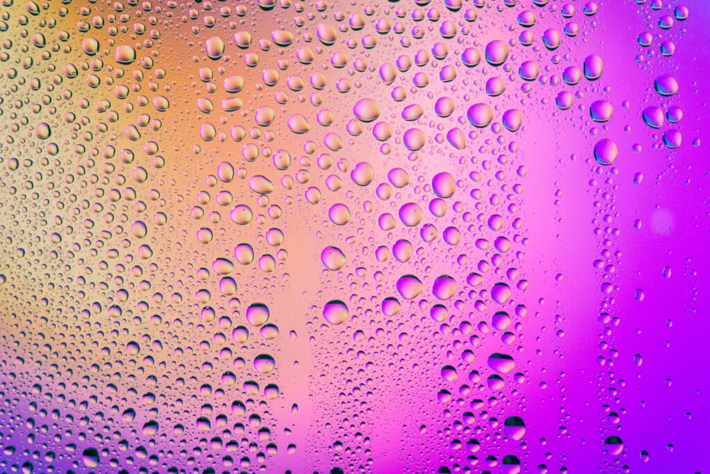 Enchanting Macro Drops in a Vibrant Purple Gradient: Mesmerizing 5K Wallpaper Background