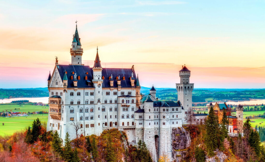 Neuschwanstein Castle Wallpaper: Enchanting Sunset & Lush Greens