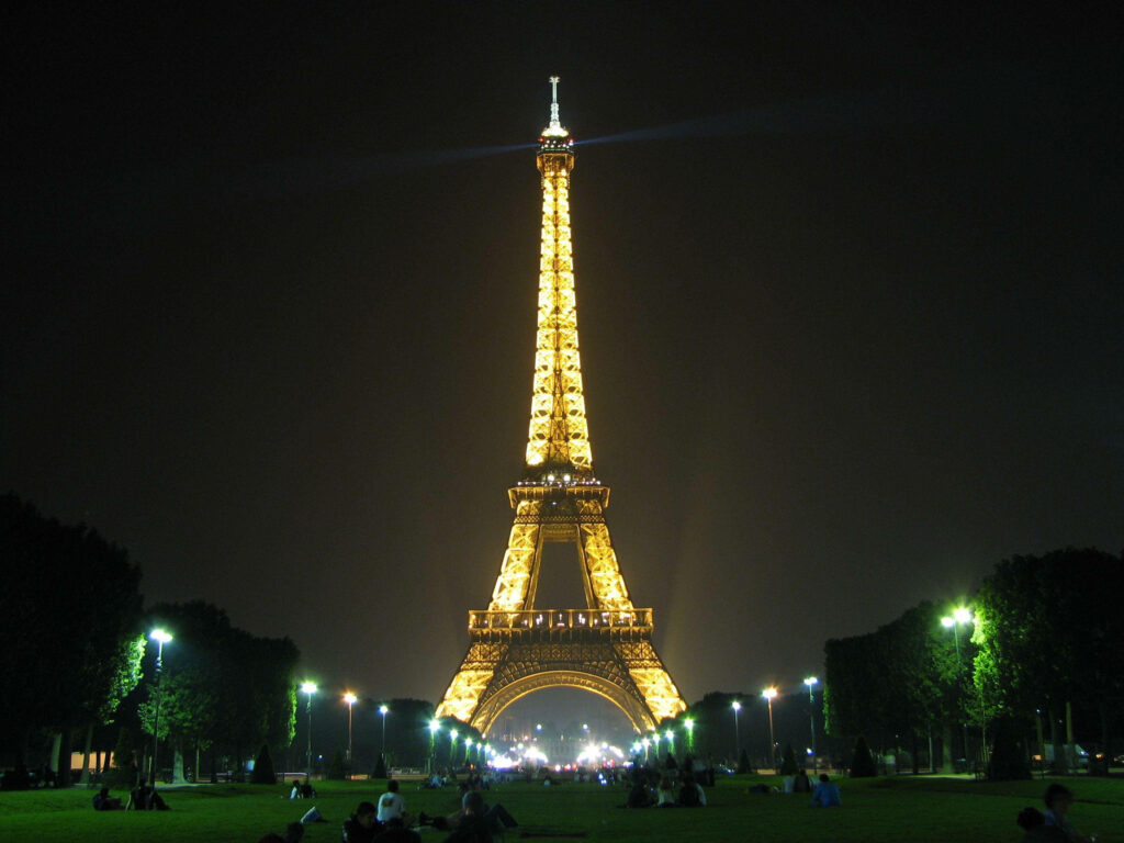 Stunning Eiffel Tower Night Wallpaper: Paris Beauty with Greenery