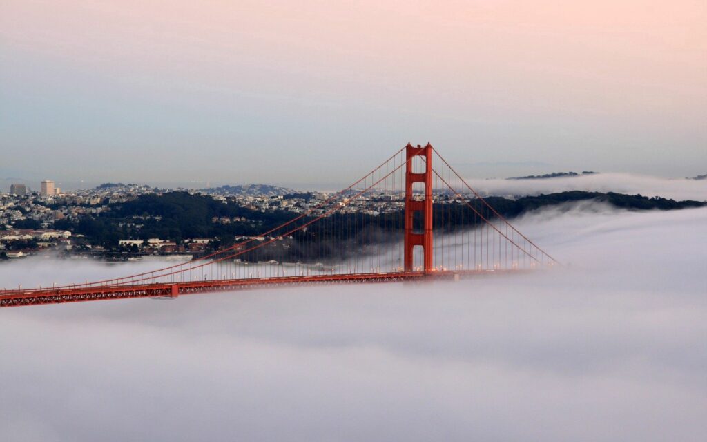 Mesmerizing San Francisco Wallpaper: Golden Gate Bridge in Fog