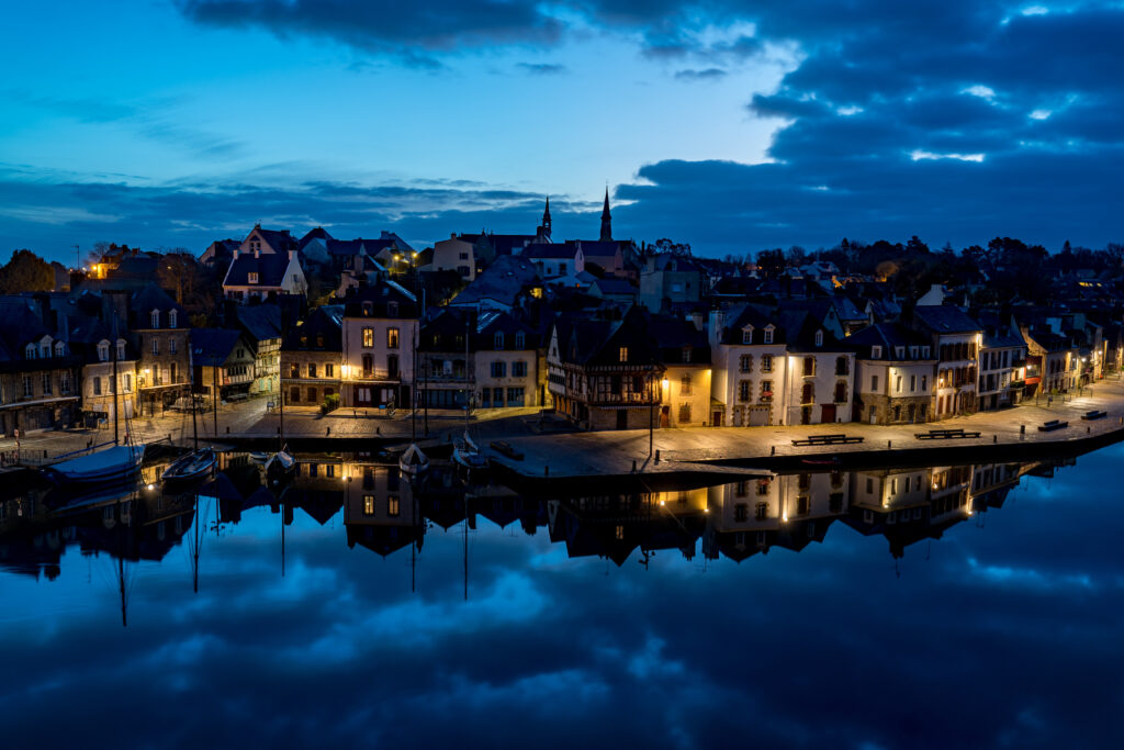 Enchanting Twilight City Aerial Wallpaper: Serene Waterfront Reflections