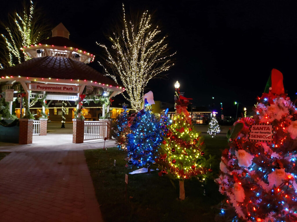 Enchanting Holiday Wallpaper: Winter Wonderland at Peppermint Park
