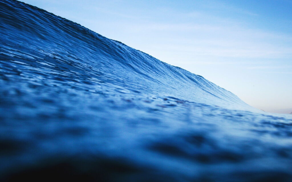 Ocean Majesty: Captivating Vistas of a Towering Azure Wave in QHD Wallpaper