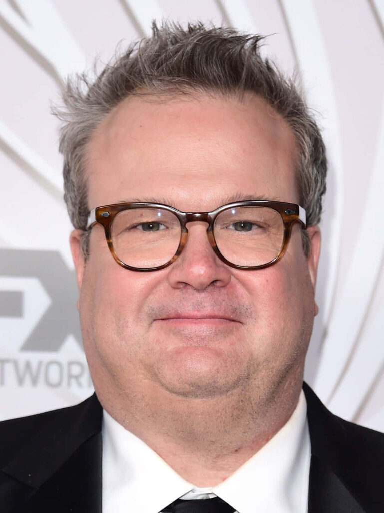 Eric Stonestreet Modern Family close-up portrait smiling with glasses natural light wallpaper