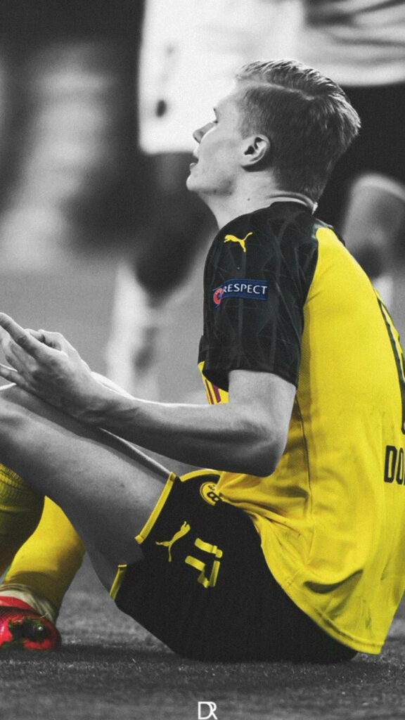 Calm BVB Player Erling Haaland Meditates - Focused Wallpaper Background