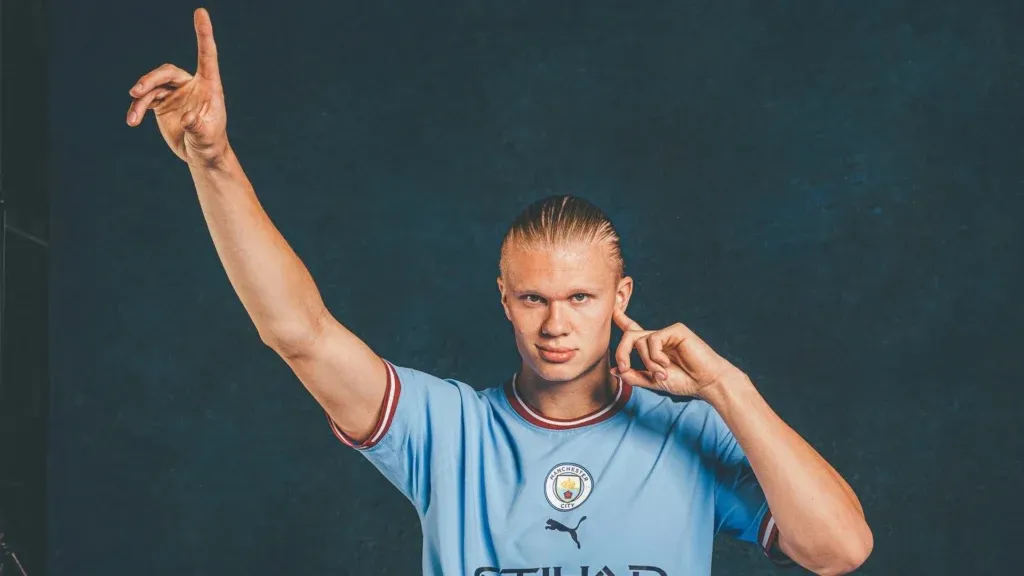 Welcome to the Blue Side: Haaland's Electrifying Arrival at Manchester City - HD Wallpaper