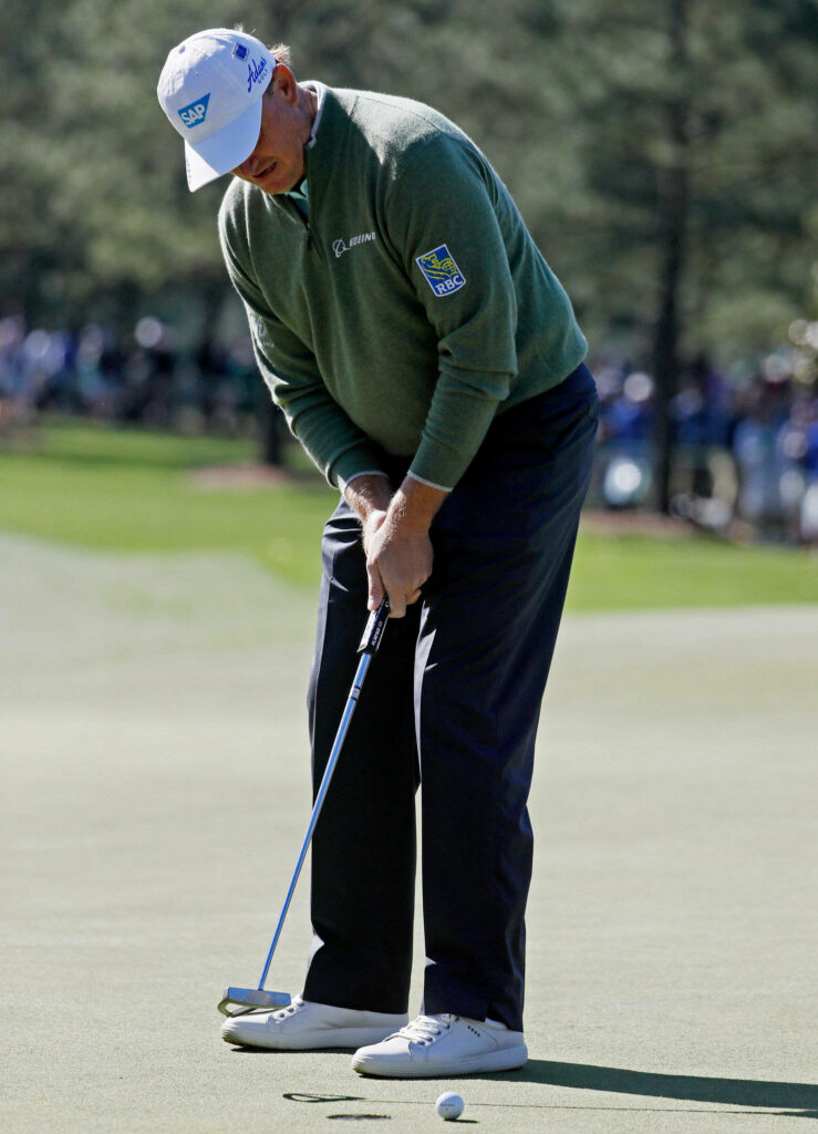 Ernie Els Precision Golf Wallpaper: Focusing on the Perfect Putt