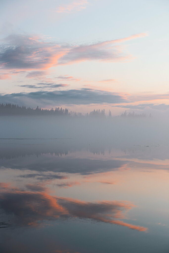 Tranquil Water Reflection: Serene Pastel Dawn Wallpaper Background