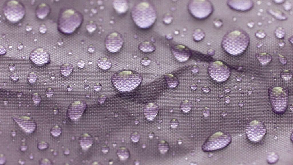 Pristine Lilac Delight: Immersive 4D Ultra HD Wallpaper with Raindrops