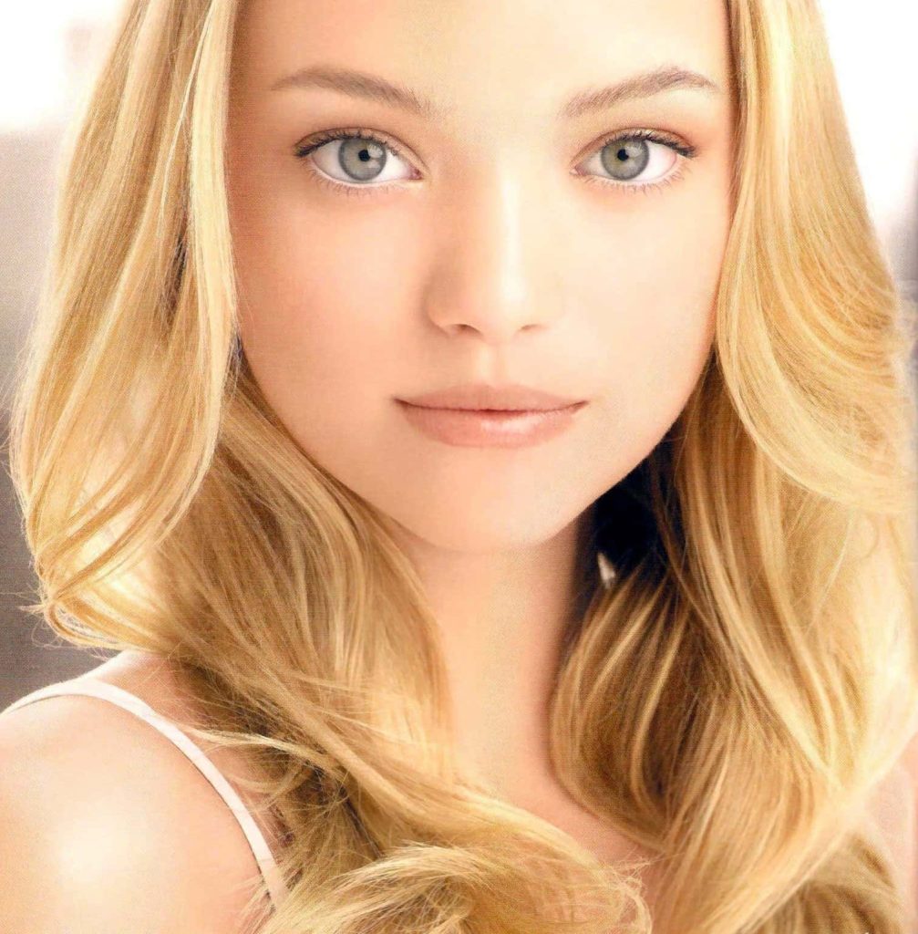 Portrait of Australian supermodel Gemma Ward with blonde hair and light eyes in bright close-up Wallpaper