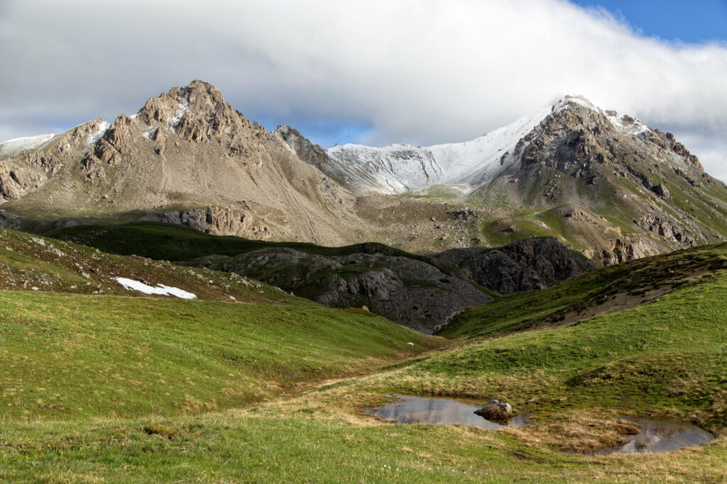 Snow-Capped Peaks and Rocky Terrain: A Majestic HD Wallpaper