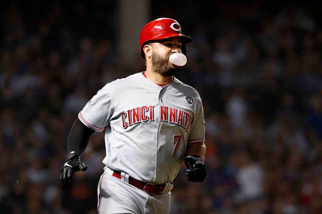 Eugenio Suárez Cincinnati Reds mid-game blowing bubblegum nighttime stadium wallpaper background