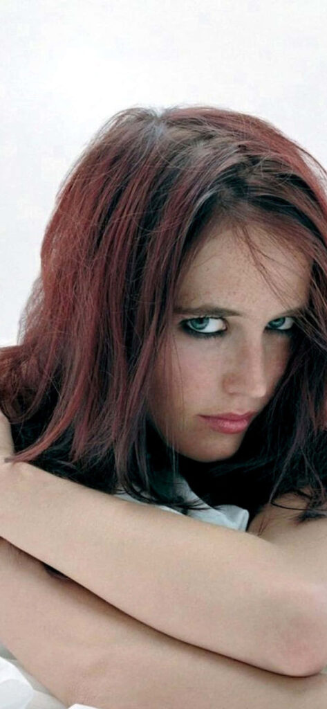 Eva Green intense gaze natural beauty elegant pose soft minimal background wallpaper