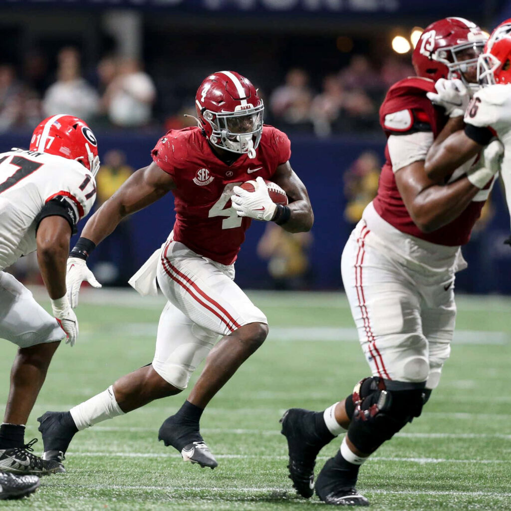 Dynamic Wallpaper of Evan Neal: Alabama's Powerful Tackle in Action
