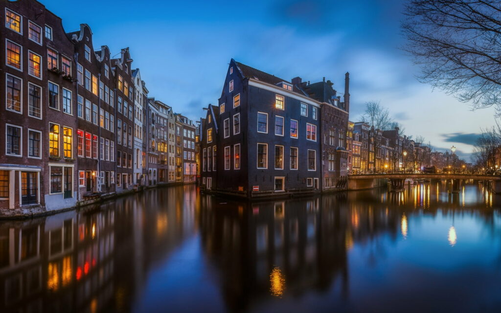 Enchanting Twilight Glow: Amsterdam's Illuminated Canals and Historic Architecture in HD Wallpaper