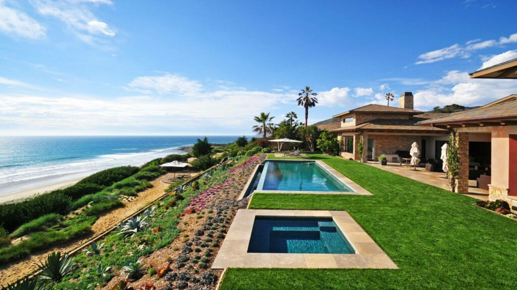 Paradise Found: The Luxurious Malibu Residence with a Glorious Pool Retreat Wallpaper