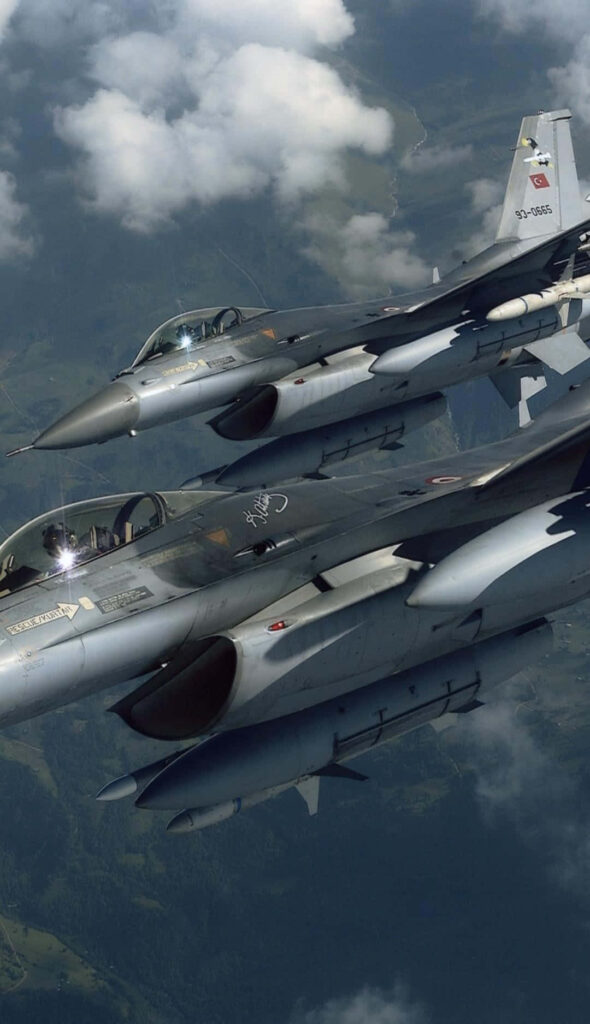 F-16 Fighting Falcon Jets in Majestic Aerial Display: Jumbo Jets Wallpaper