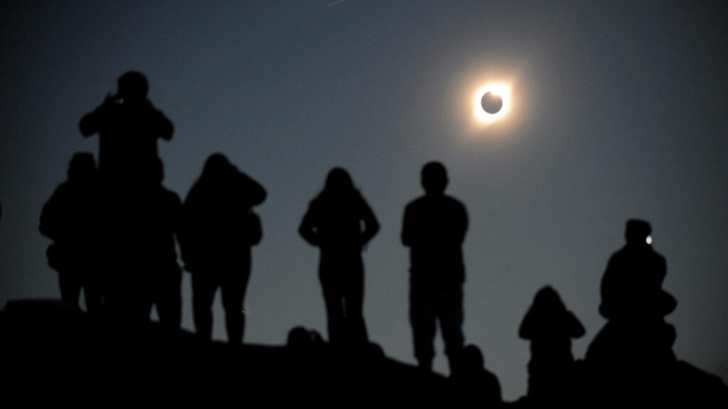 Mesmerizing Solar Eclipse Wallpaper Capture: Families & Radiant Corona
