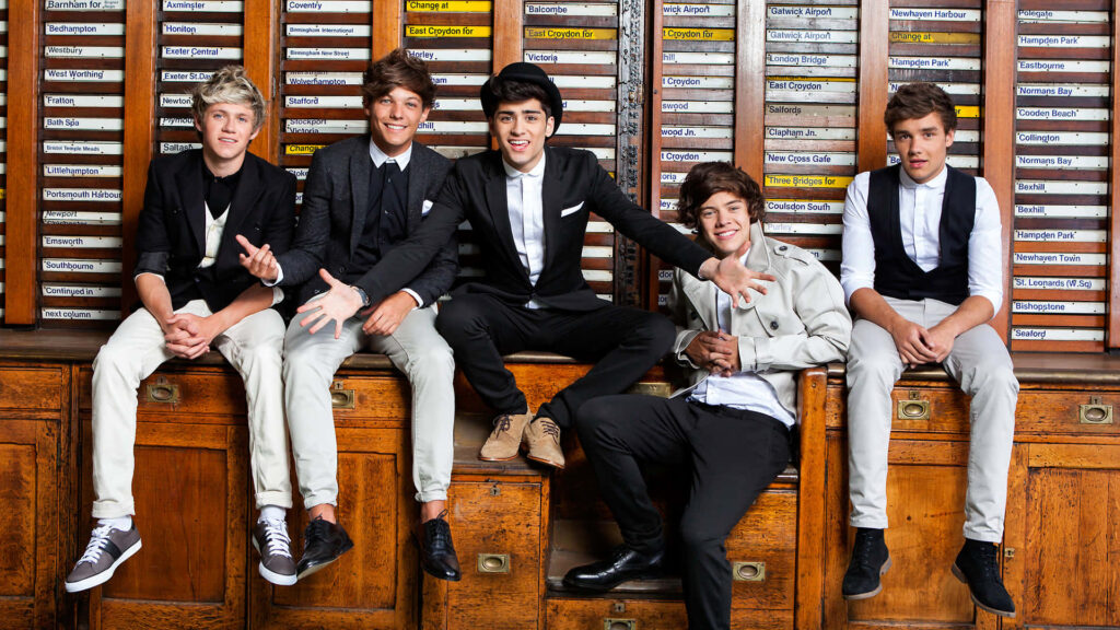 High-Quality Laptop: Embrace One Direction's Energy with this Striking Band Showcase! Wallpaper