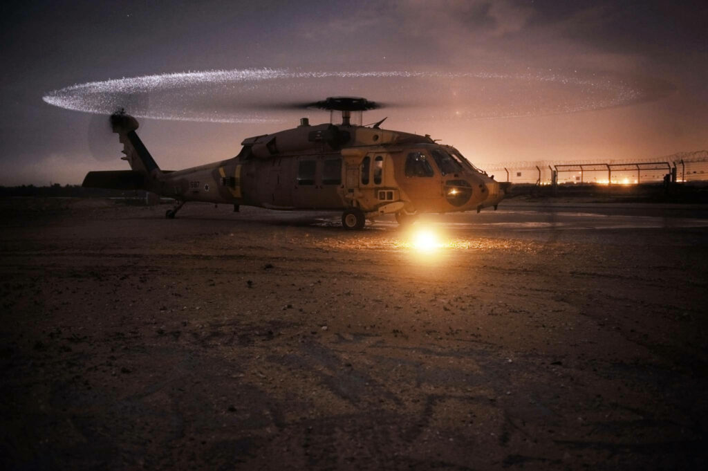 Captivating Sunset Encounter: 4K Wallpaper of a Sikorsky UH-60 Black Hawk, an Enthralling Helicopter Background