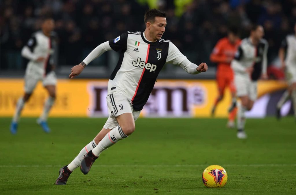Federico Bernardeschi dribbling in Juventus kit on green pitch with stadium background football wallpaper