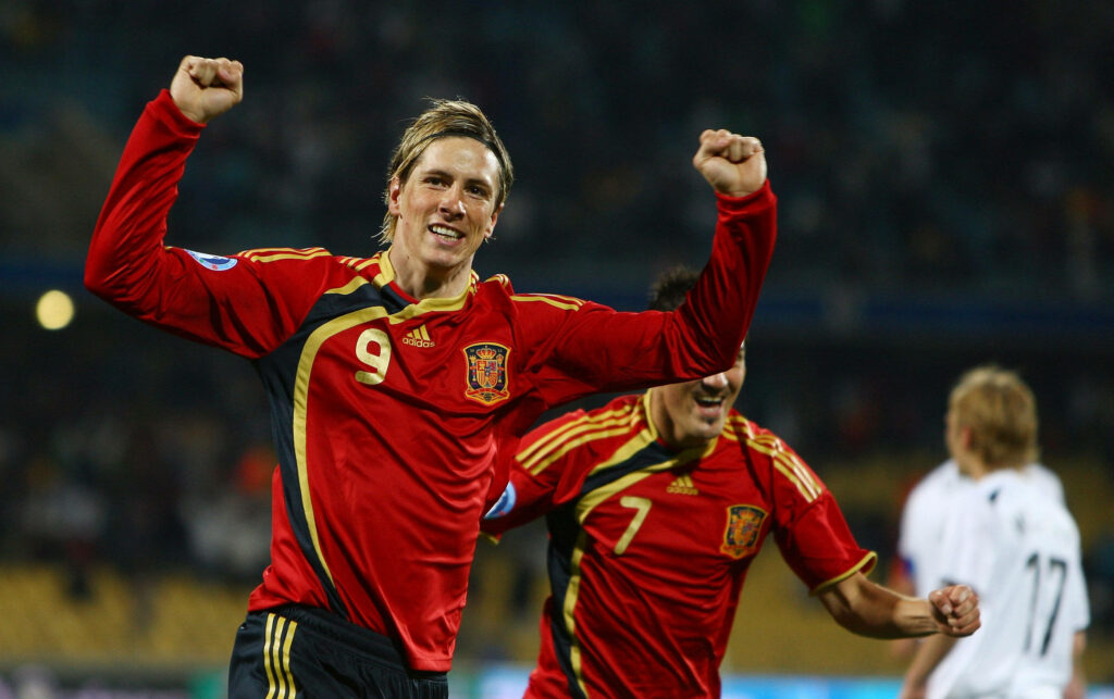 Fernando Torres and David Villa celebrating in Spanish football kit iconic legendary forwards wallpaper