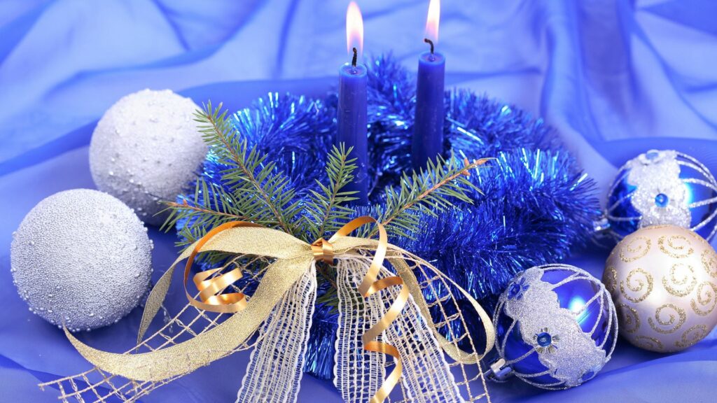 Festive Blue Candle Wallpaper: Holiday Scene with Tinsel & Ornaments
