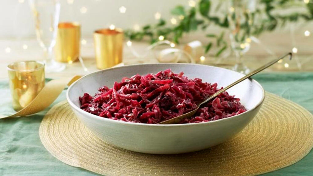 Festive Braised Red Cabbage Dish: Elegant Table Decor & Lights Wallpaper
