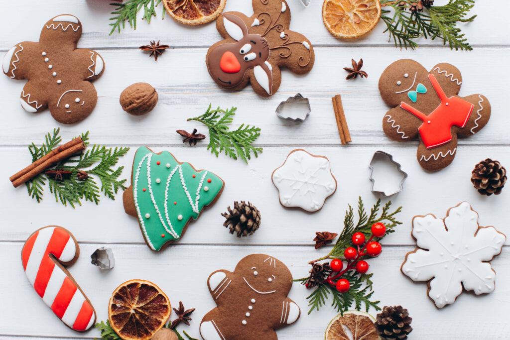Holiday Wallpaper: Festive Cookies & Cheerful Seasonal Accents