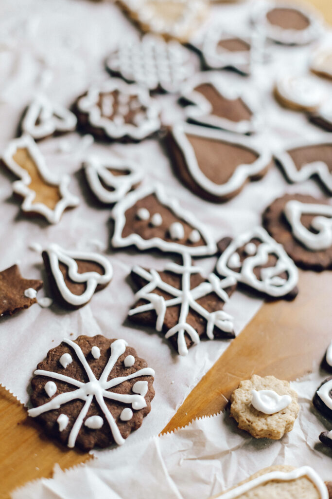 Festive Christmas Cookie Wallpaper: Intricate Icing Designs