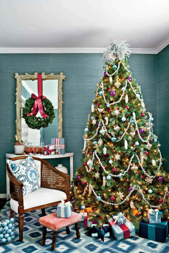 Festive Living Room with Elegant Christmas Tree and Holiday Decor Wallpaper