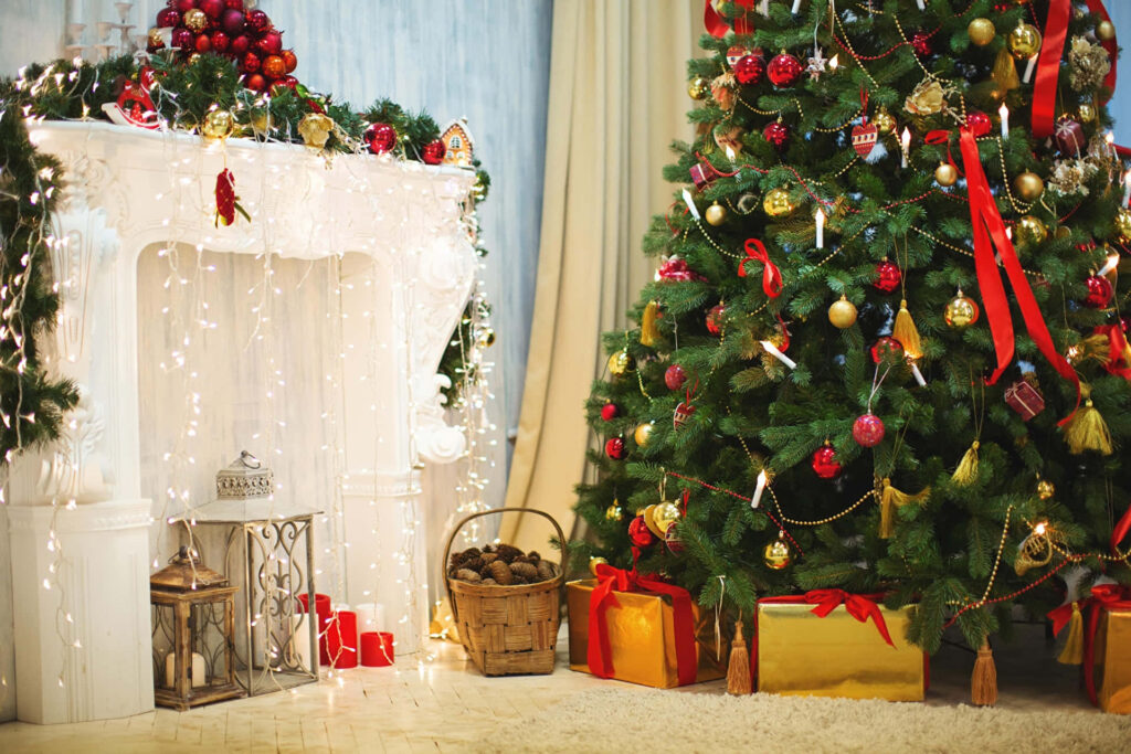 Festive Living Room Wallpaper: Cozy Christmas Tree & Fireplace