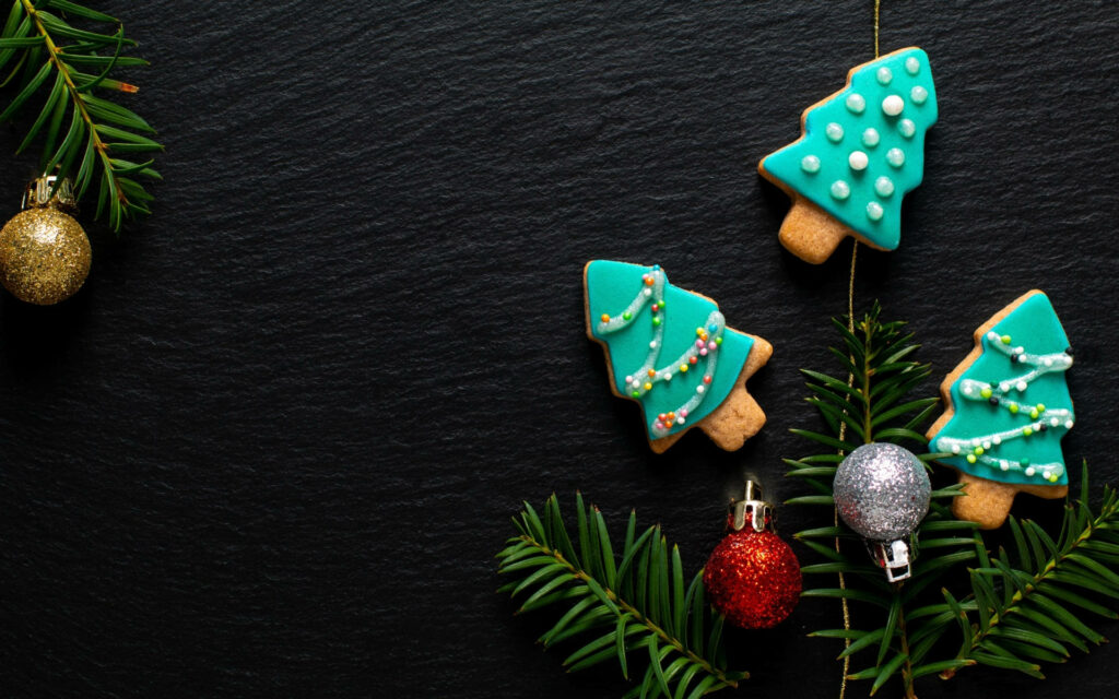 Festive Christmas Tree Cookie Wallpaper with Colorful Icing & Ornaments
