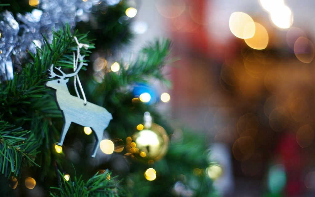 Festive Christmas Tree Wallpaper: Cozy Holiday Spirit & Bokeh Lights