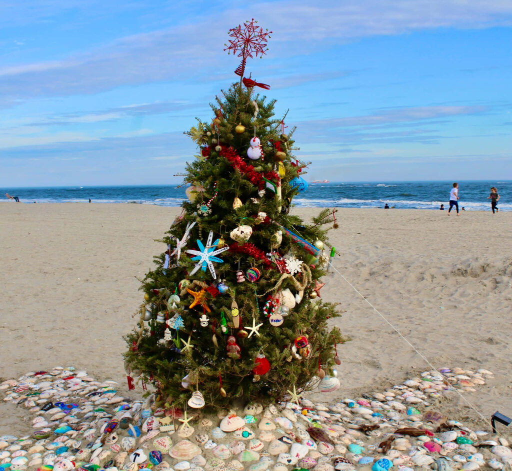 Festive Christmas Tree on Beach: Coastal Holiday Wallpaper