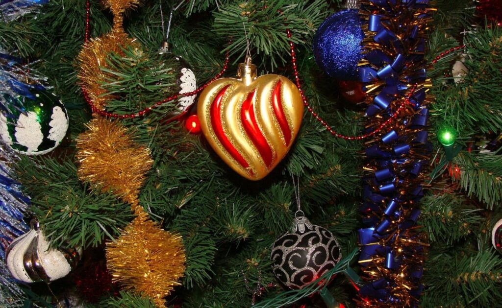 Festive Christmas Tree Wallpaper: Warm Holiday Background 1920x1180