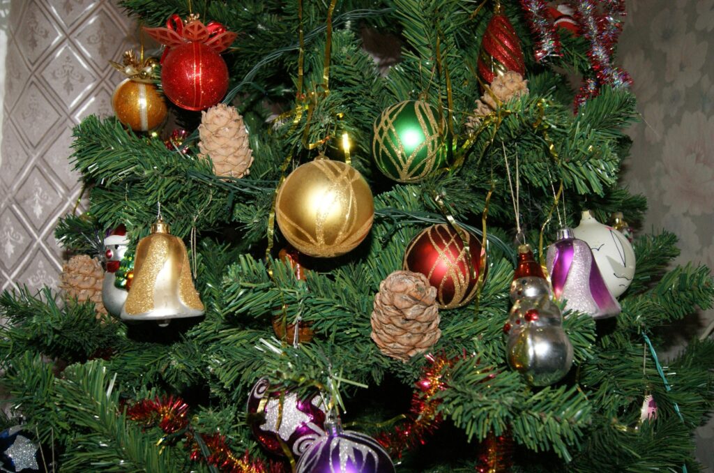 Festive Wallpaper: Colorful Christmas Tree with Ornaments & Tinsel