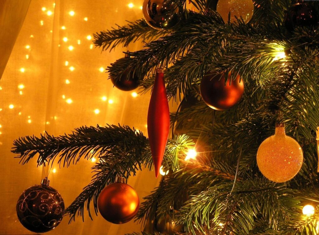 Cozy Christmas Tree Wallpaper: Sparkling Ornaments & Warm Glow