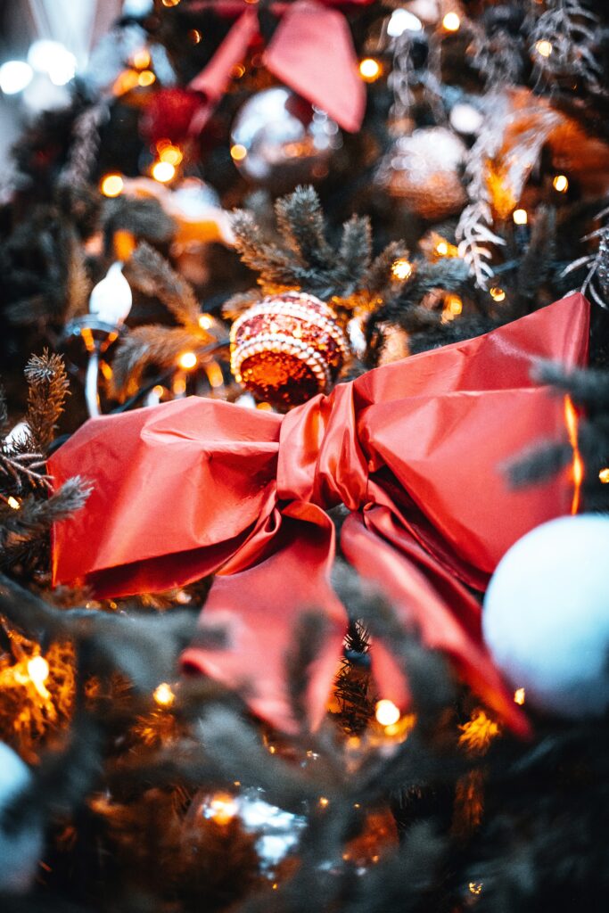 Cozy Christmas Tree Wallpaper with Red Bow & Warm Lights