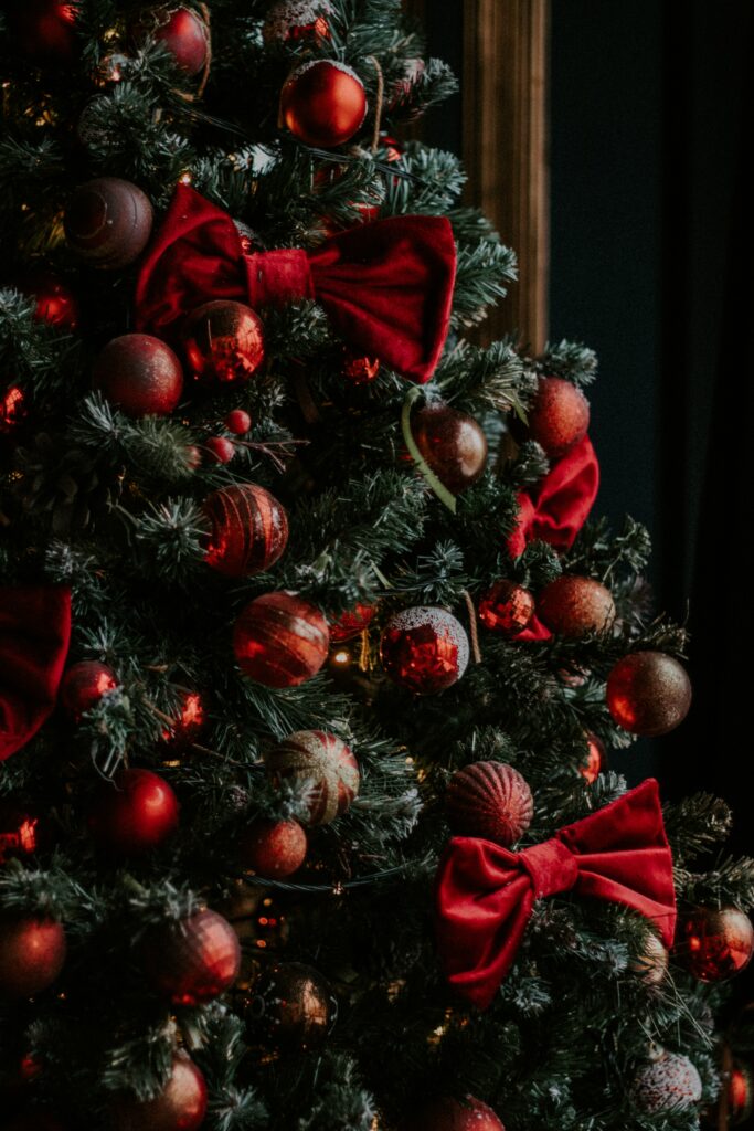 Festive Christmas Tree Wallpaper with Red Decorations & Sparkle