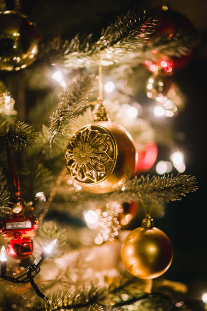 Festive Christmas Eve: Beautifully Decorated Tree with Golden and Red Ornaments Wallpaper