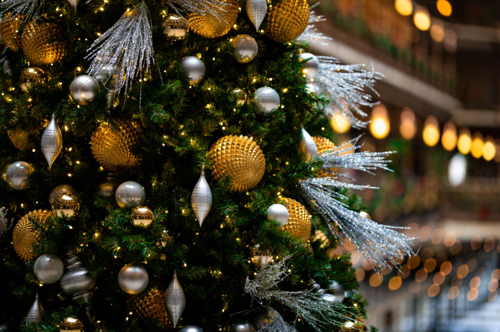 Festive Christmas Tree Wallpaper: Gold & Silver Holiday Background