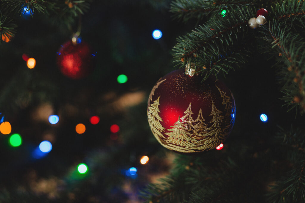 Festive Christmas Wallpaper: Decorated Tree with Red Ornament