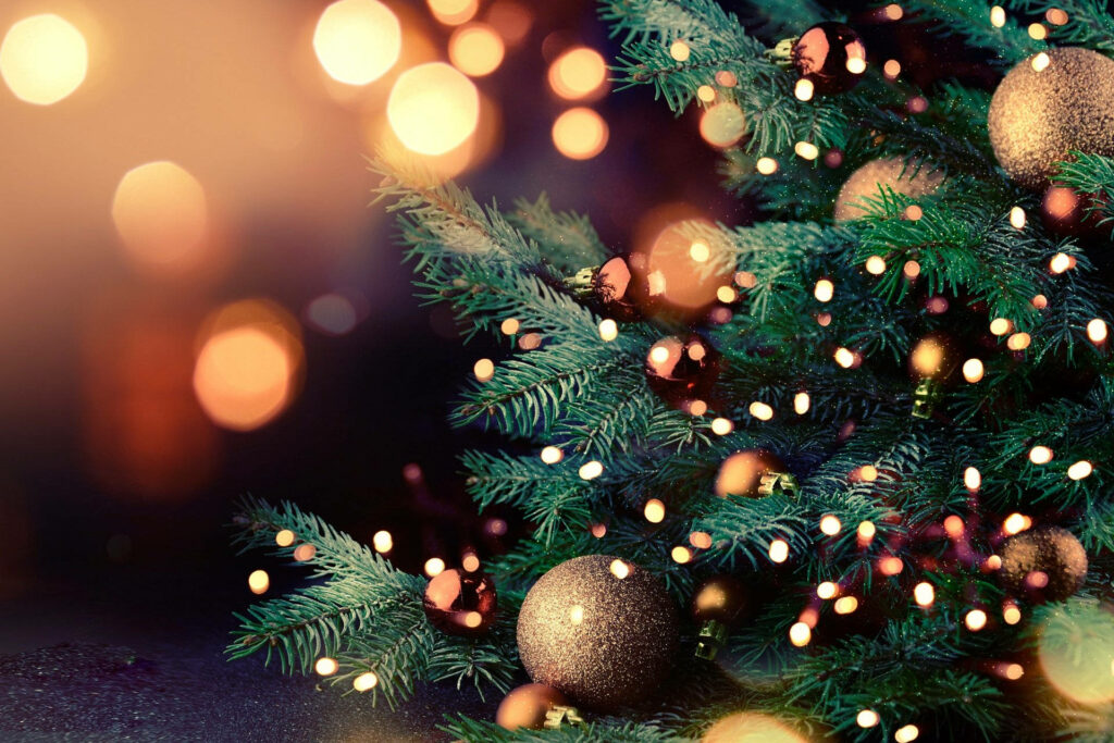 Festive Christmas Tree Wallpaper: Warm Holiday Spirit Background